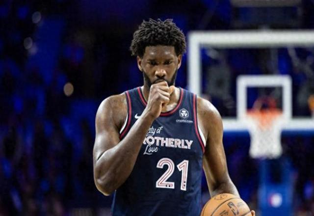 关于独行侠完胜步行者，恩比德刷新纪录的信息