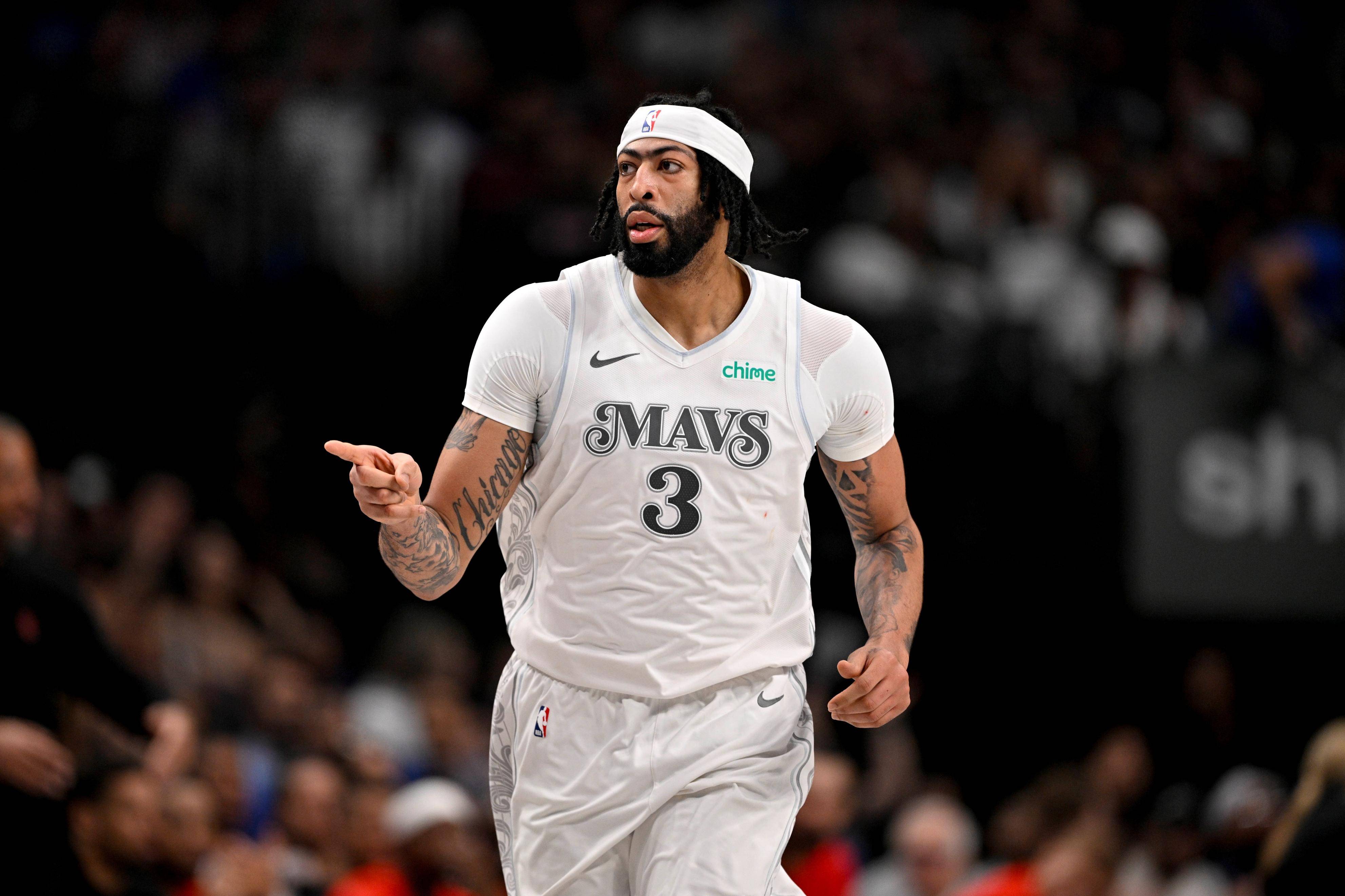 包含马刺完胜步行者，浓眉哥惊艳四座的词条