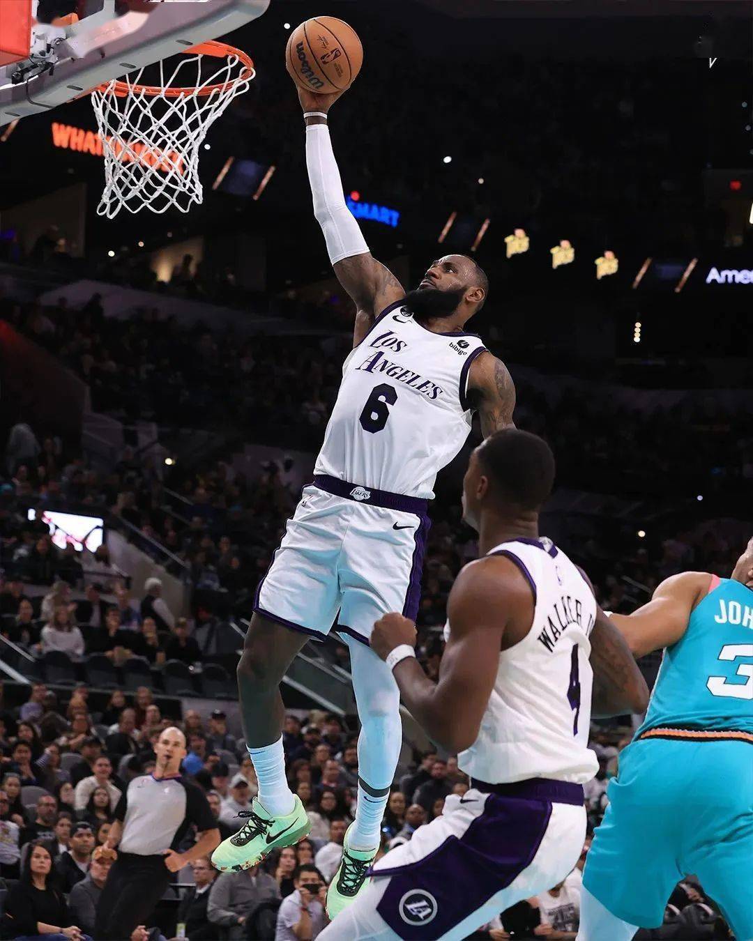 包含马刺完胜步行者，浓眉哥惊艳四座的词条